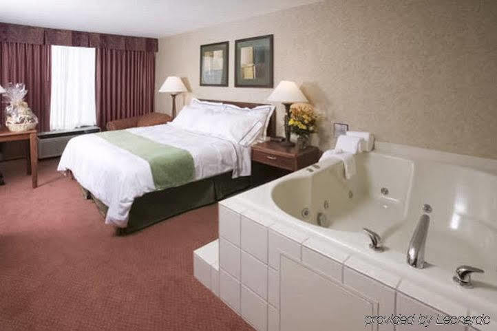 Rodeway Inn Akron Room photo